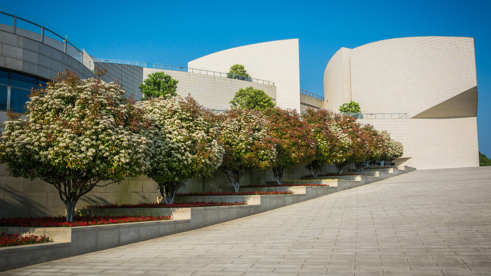 Áreas verdes comerciales profesionales en edificio corporativo con jardines bien mantenidos